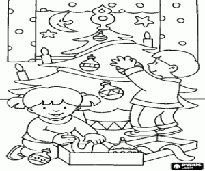 Pintar Una nena i un nen decorant l'arbre de Nadal